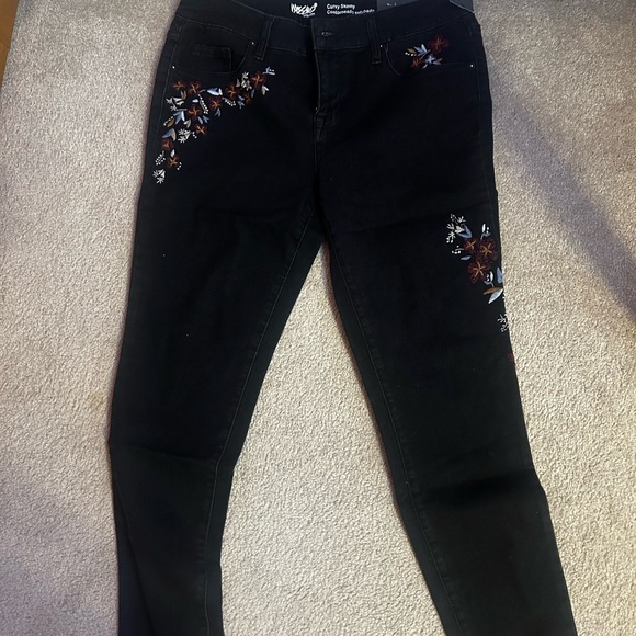 NWT Women's Black Embroidered Jeans - Picture 2 of 4